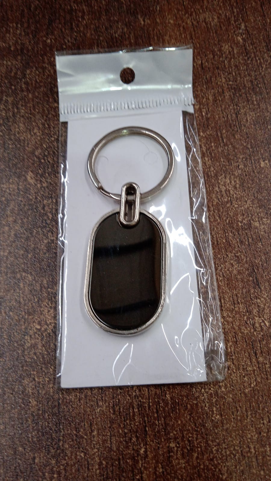 ALVENZA Oval Metal Keychain – Elegant Black & Silver Finish for Stylish Key Organization
