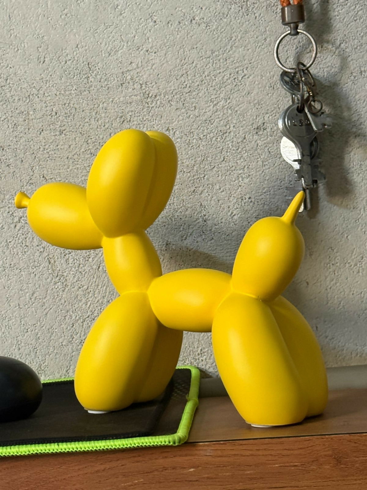 ALVENZA Modern Balloon Dog Holder – Chic Resin Decor for Home & Office