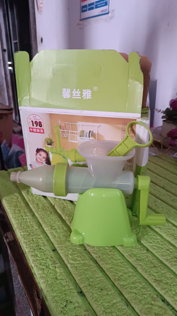 Manual Plastic Juicer Easy, Compact & Durable for Fresh Juices - Detail View 8