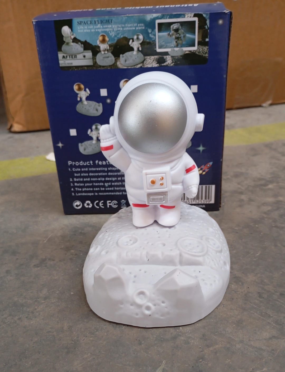 ALVENZA Astronaut Phone Holder – 3D Spaceman Design, Resin | PHOBIA