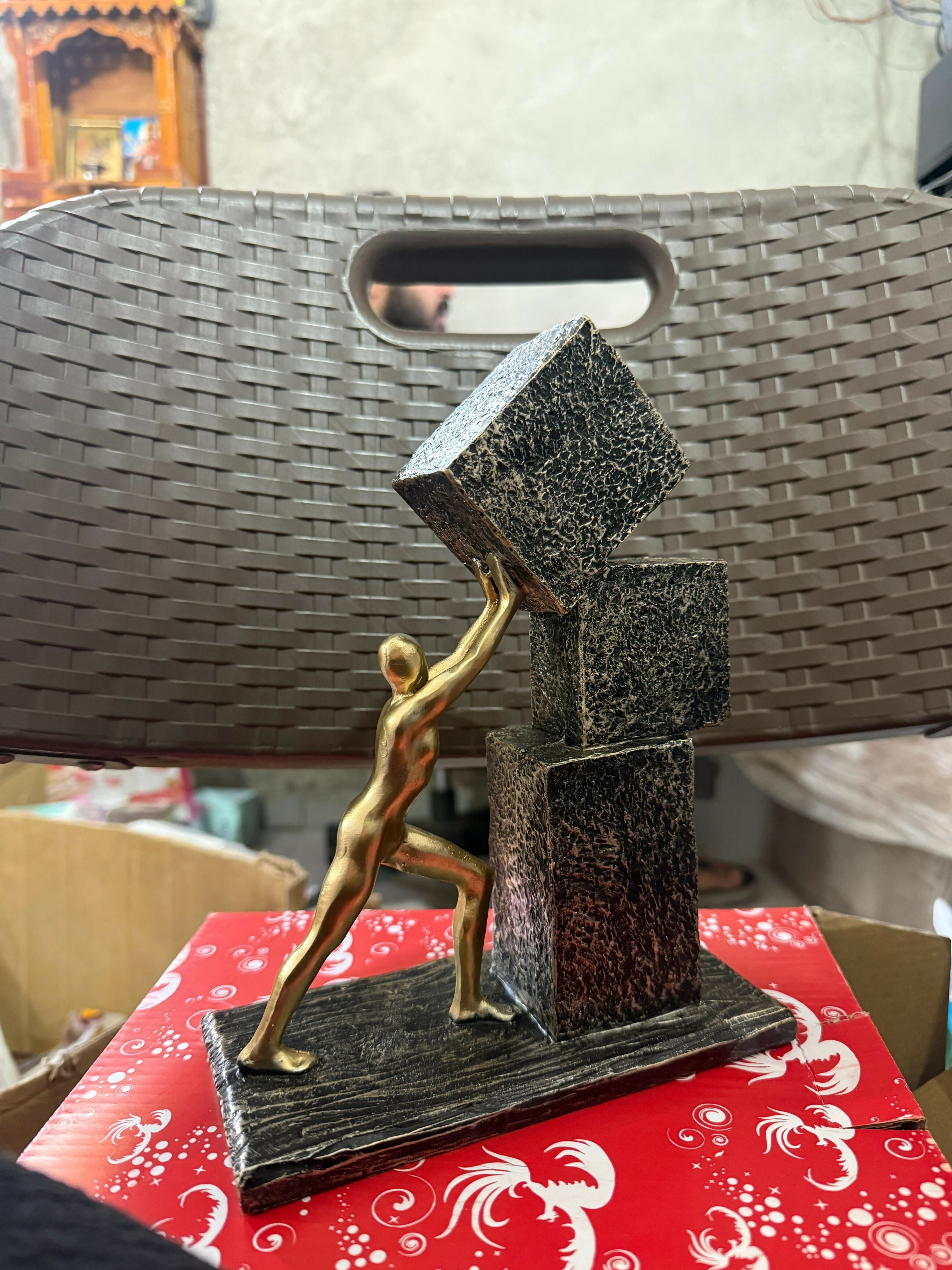 ALVENZA Abstract Human Figure Sculpture – Modern Home Décor Art Piece