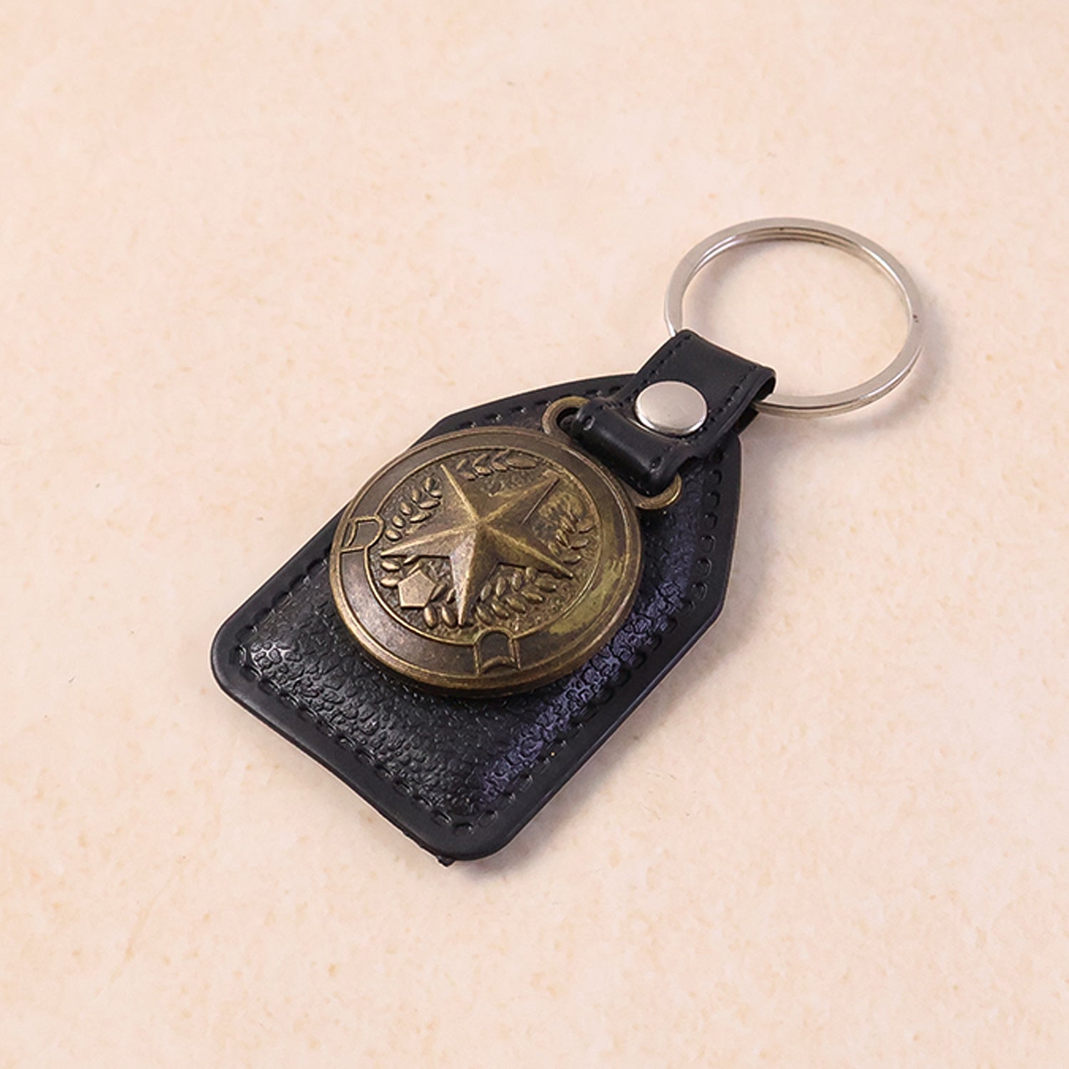 ALVENZA Leather Finish Metal Star Emblem Keychain – Durable & Stylish