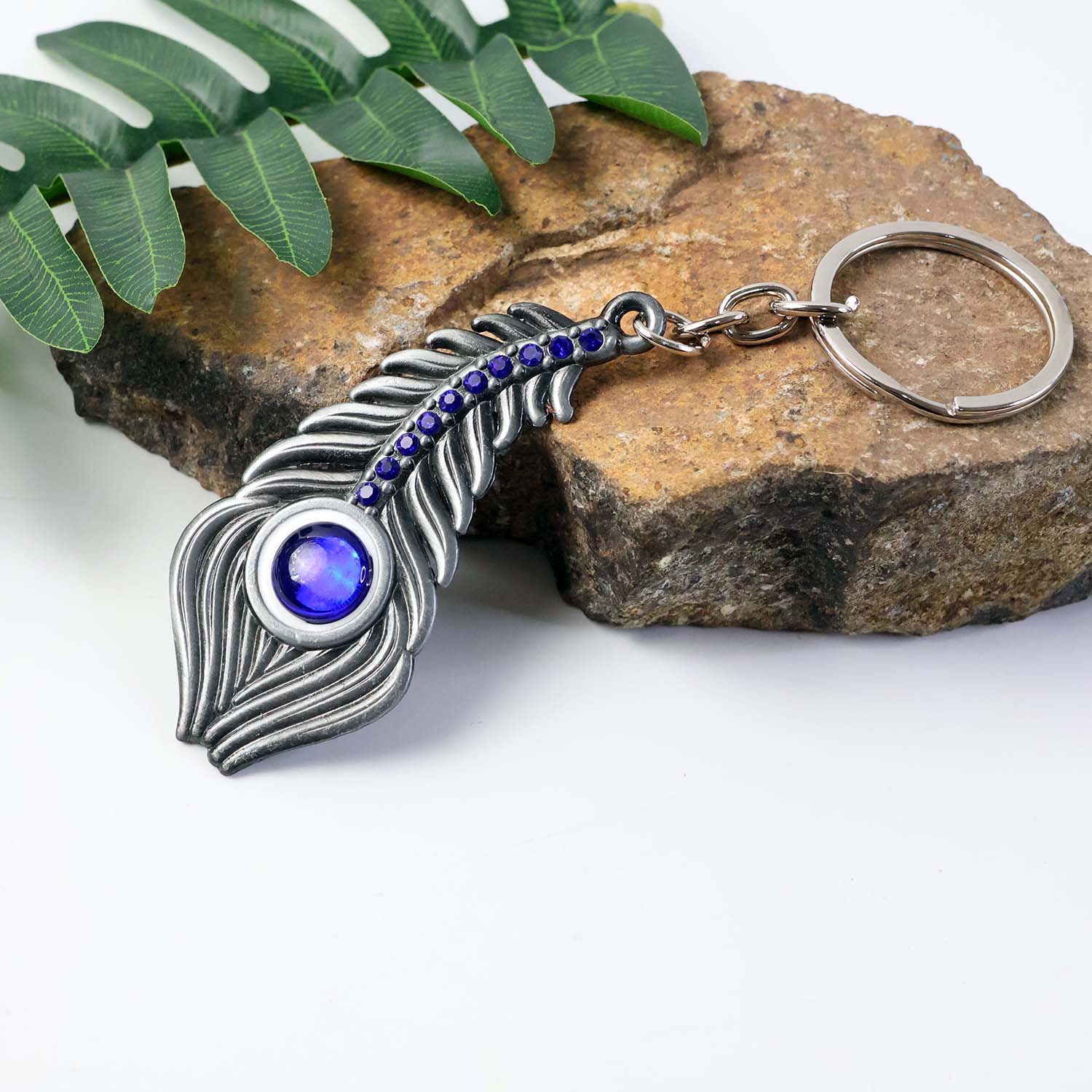 ALVENZA Peacock Feather Keychain – Elegant Metal with Blue Gem Accent