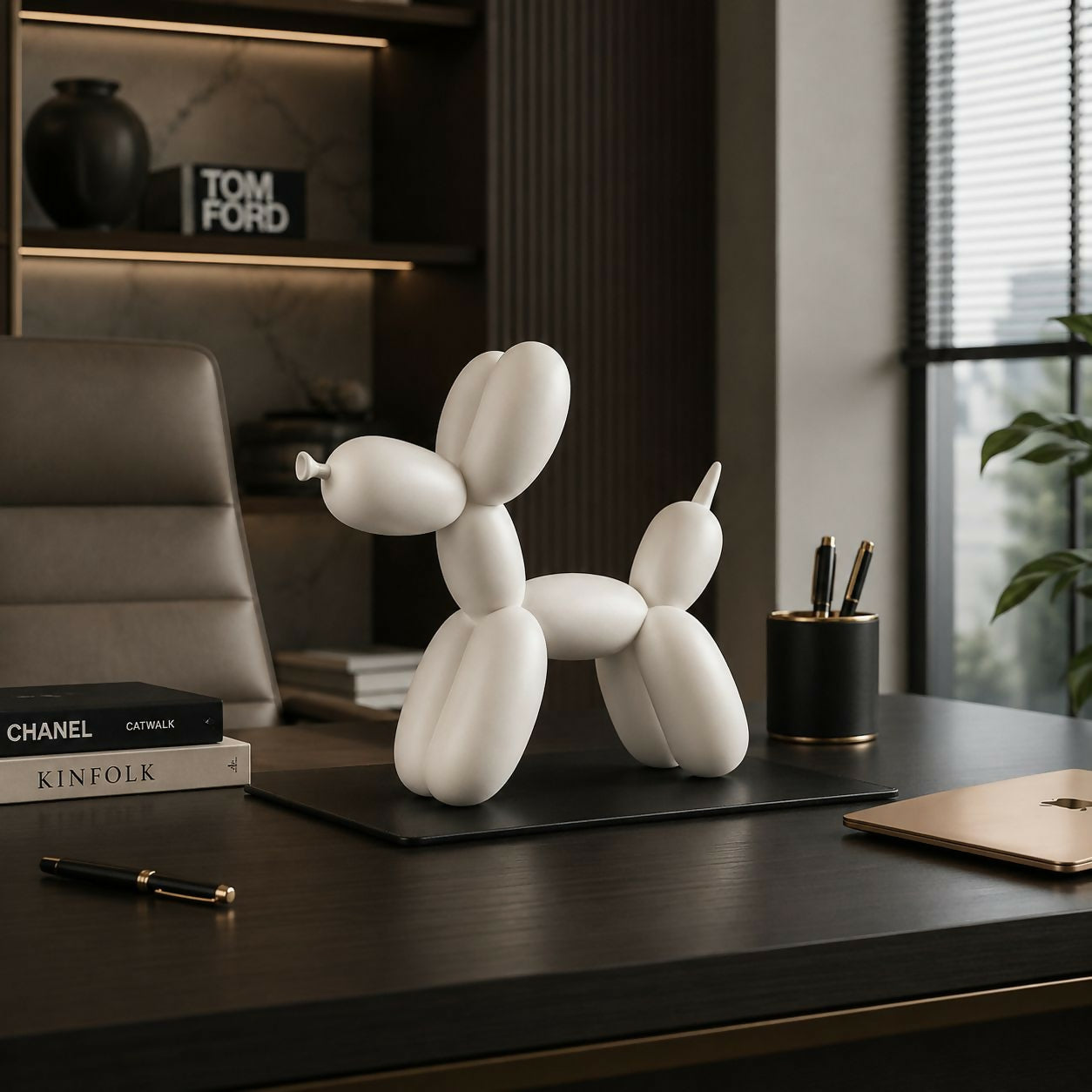 ALVENZA Modern Balloon Dog Holder – Chic Resin Decor for Home & Office