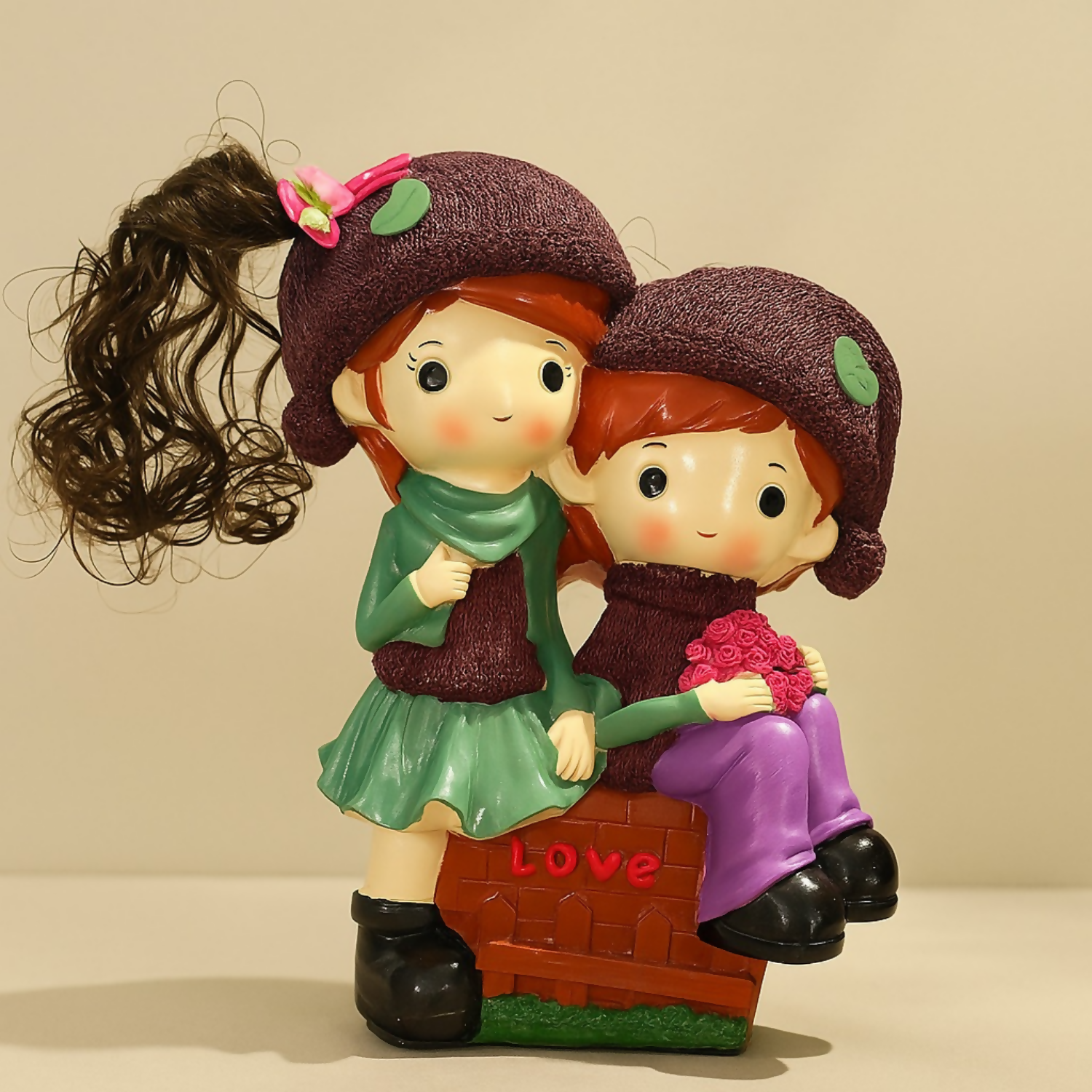 ALVENZA Couple Showpiece Figurine – Cute Love Statue for Home Decor