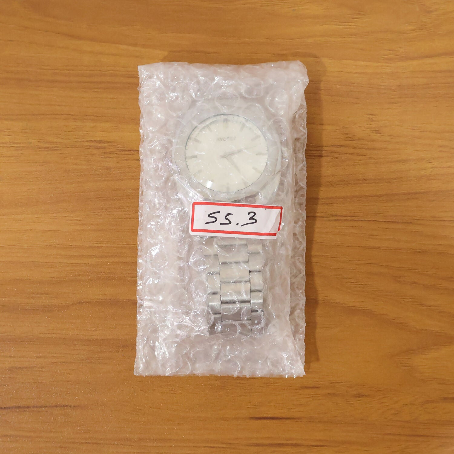 Elegant Silver Analog Wrist Watch – Classic Dial & Metal Strap