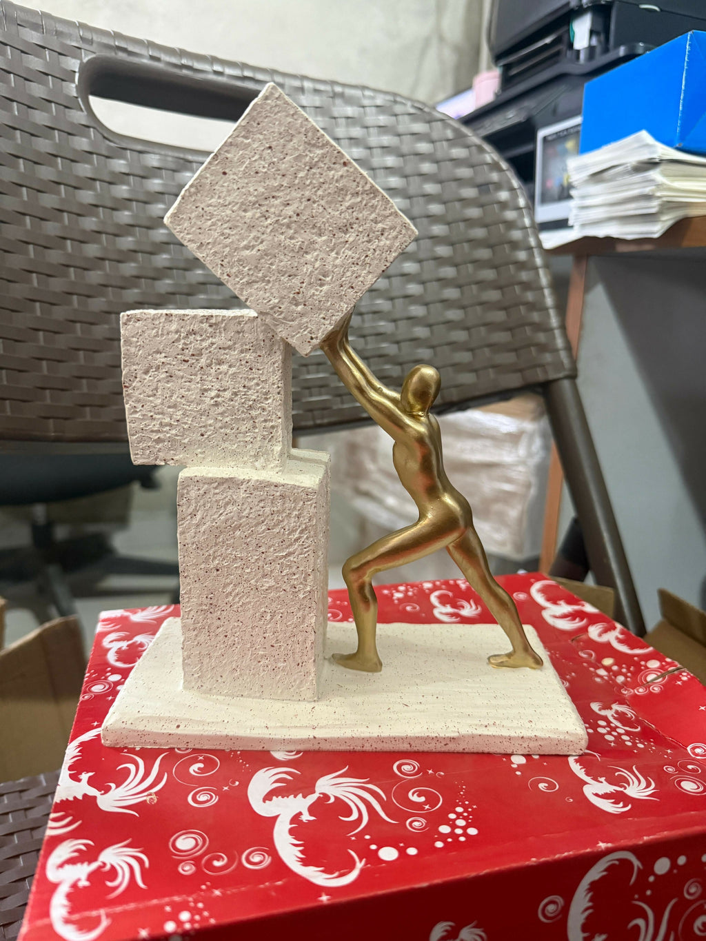 ALVENZA Abstract Human Figure Sculpture – Modern Home Décor Art Piece