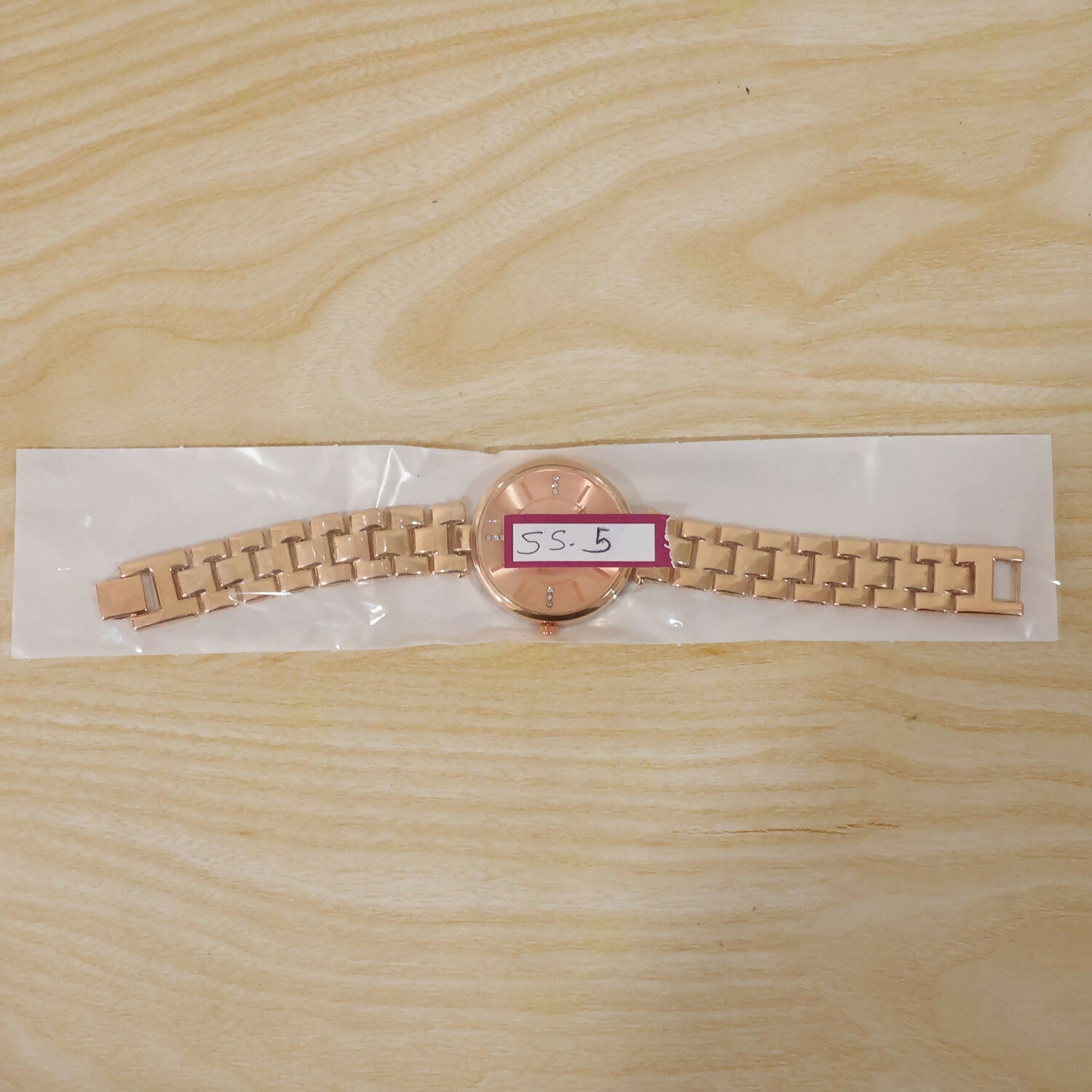Women’s Rose Gold Bracelet Watch – Elegant Peach Dial & Lightweight Finish