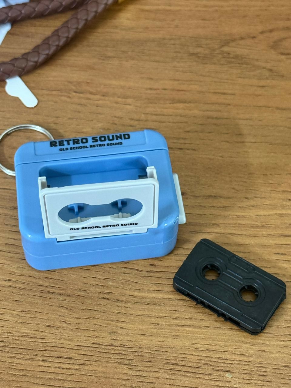 ALVENZA Retro Cassette Tape Keychain – Nostalgic Click Sound Accessory