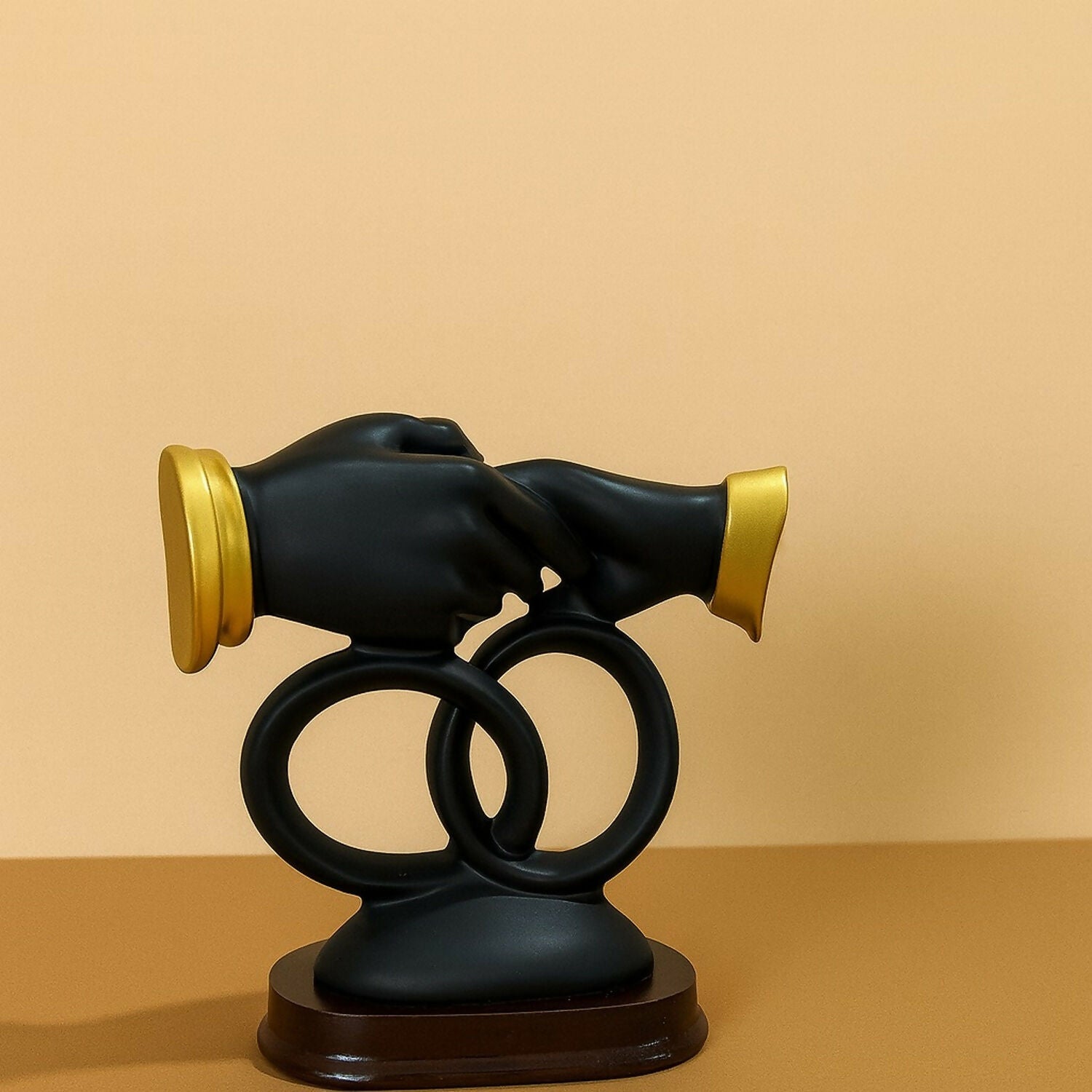 ALVENZA Black & Gold Handshake Figurine – Elegant Couple Décor with Interlocked Rings